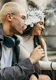 Giới trẻ Anh hút thuốc lá điện tử tăng 7 lần so với năm 2021