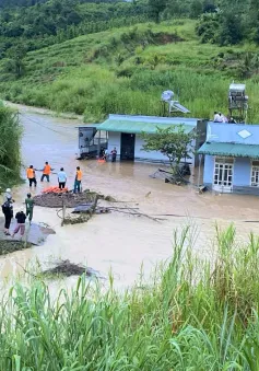 Mưa lớn gây ngập sâu ở Lâm Đồng, người dân phải leo lên mái nhà