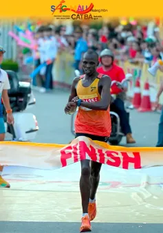 Giải marathon Quốc tế VTV LPBank 2024: Edwin Kiptoo vô địch cự ly 21km nam; Lương Đức Phước và Đoàn Thu Hằng vô địch cự ly 10km,