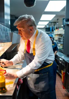 Ông Trump phát khoai tây chiên ở Pennsylvania để chế giễu bà Harris