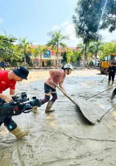 Phóng viên VTV tác nghiệp bão lũ: Không muốn mình là người ngoài cuộc