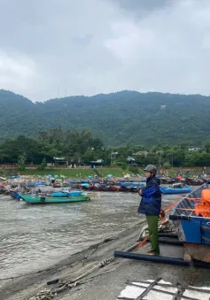 Công an sát cánh cùng người dân phòng chống bão số 6