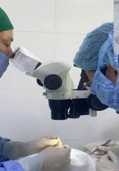 Đùa cùng bạn, bé gái bị bút bi đâm sâu vào mắt