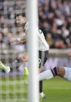 Man United thua đau: VAR gây tranh cãi khi trao phạt đền quyết định cho West Ham!