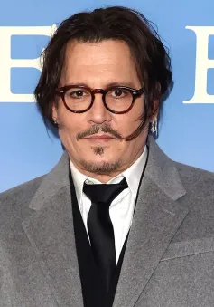 Johnny Depp lần đầu trở lại Hollywood hậu lùm xùm kiện tụng