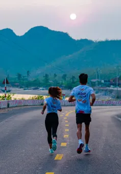 Giải marathon quốc tế VTV LPBank 2024: Rực rỡ sắc màu hoàng hôn Cát Bà