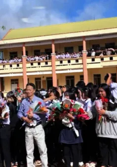 Đắk Lắk: Học sinh chia tay thầy hiệu trưởng làm cộng đồng mạng xúc động