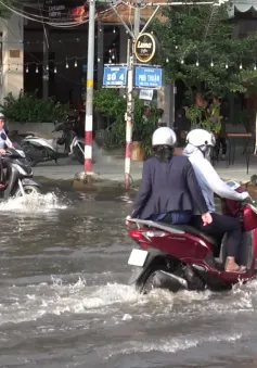 TP Hồ Chí Minh ngập úng do triều cường lên cao