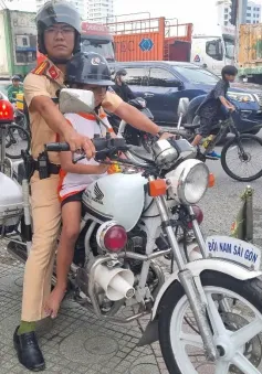 Cảnh sát giao thông giúp trẻ đi lạc tìm người thân