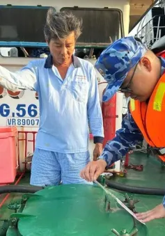 Kiên Giang: Bắt giữ 2 tàu cá sang mạn dầu DO trái phép trên biển