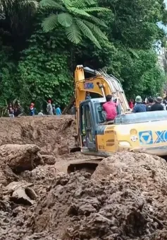 Lũ lụt nghiêm trọng, Indonesia điều thiết bị hạng nặng cứu hộ người dân