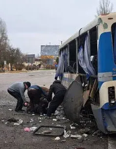 Ukraine nã pháo vào xe bus chở khách của Nga, ít nhất 4 người tử vong