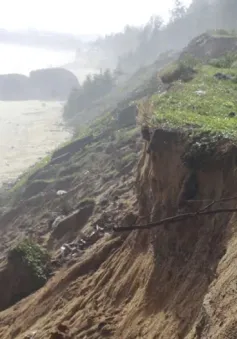 Hơn 1.000 km bờ biển miền Trung sạt lở nghiêm trọng