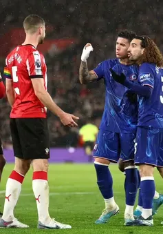 Jack Stephens nhận thẻ đỏ: Tranh cãi kéo tóc Marc Cucurella chấn động Premier League!