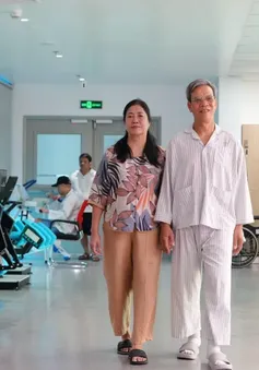 Hai vợ chồng 70 tuổi cùng thay khớp gối không cắt gân cơ