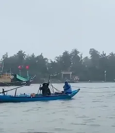 Quảng Nam: Chìm phà trên sông, 14 người may mắn thoát nạn