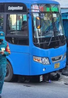 Xe bus lao qua đường tông xe máy và xe đạp, 2 người bị thương