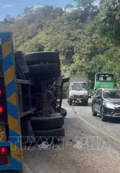 Va chạm với xe khách, xe đầu kéo lật ngang trên đèo Bảo Lộc