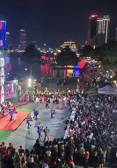 Người dân hồ hởi chờ đón pháo hoa, vui chơi chào năm mới 2025