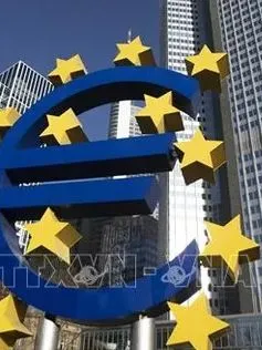 ECB bị chỉ trích chậm hạ lãi suất