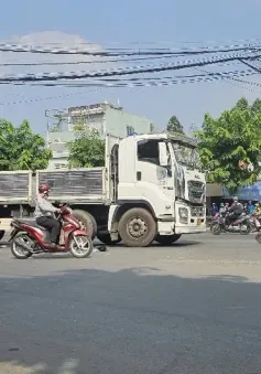 Xe tải va chạm xe máy ở TP Hồ Chí Minh, 2 mẹ con thương vong