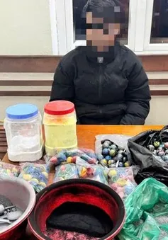 Thiếu niên tự chế 200 quả pháo nổ đem đi bán