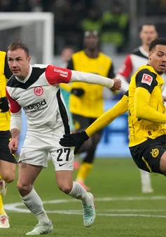 Vượt qua Dortmund, Frankfurt áp sát nhóm đầu Bundesliga