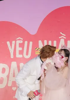 Trần Ngọc Vàng hôn Kaity Nguyễn trong buổi ra mắt phim Tết "Yêu nhầm bạn thân"