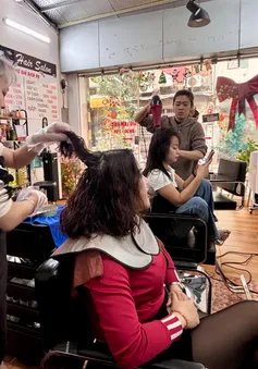 "Hốt bạc" ngày cận Tết nhờ... phụ phí