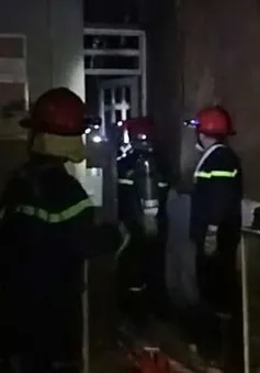 Cháy nhà trong hẻm ở TP Hồ Chí Minh, cảnh sát phá cửa dập lửa