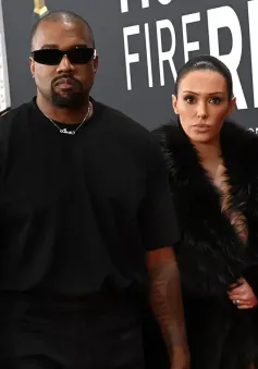 Kanye West và vợ bị đuổi khỏi lễ trao giải Grammy sau màn cởi đồ chấn động