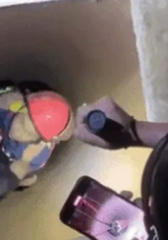 Cảnh sát đu dây cứu người đàn ông rơi xuống giếng sâu ở Đắk Lắk