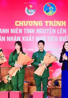Anh hùng Phạm Tuân gặp gỡ và tiếp lửa cho thanh niên tình nguyện chuẩn bị lên đường nhập ngũ