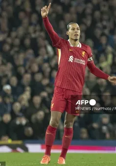 Van Dijk cho rằng trọng tài Michael Oliver đã mất kiểm soát