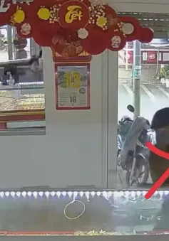 Clip: Truy tìm kẻ táo tợn dùng búa cướp tiệm vàng giữa ban ngày