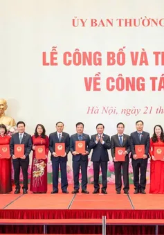 Công bố và trao Nghị quyết của Ủy ban Thường vụ Quốc hội về công tác cán bộ