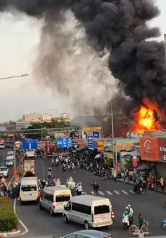 Thành phố Hồ Chí Minh: Cháy 4 căn nhà gần ngã tư Bình Phước