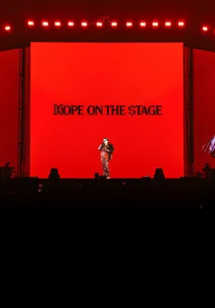 J-Hope (BTS) tỏa sáng trong ngày trở lại