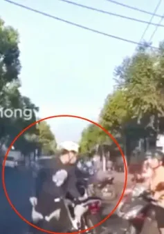 Tạm giữ thanh niên lao vào đánh người giữa phố vì va chạm giao thông