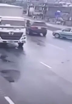 Ô tô sang đường bất cẩn gây tai nạn liên hoàn