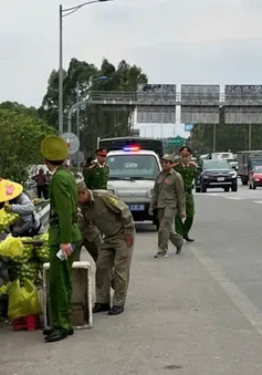 Bị xử phạt vì dừng xe để mua ổi ở chân cầu Thanh Trì