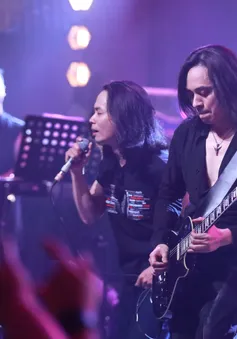 Fan nhiều thế hệ hòa chung tiếng hát tại “We Are The Wall - 30 năm Bức Tường”