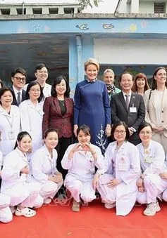 Hoàng hậu Bỉ Mathilde thăm Bệnh viện Nhi Trung ương