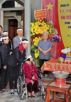 Xúc động giây phút cụ bà 104 tuổi ở Nghệ An đón hài cốt con trai liệt sĩ sau 50 năm chờ đợi