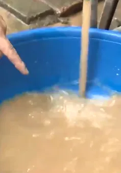 Bỏ tiền mua nước sạch nhưng nhận nước cặn đục, ''màu y phù sa"