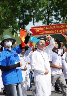 Lãnh đạo TP Hồ Chí Minh thăm lực lượng khối diễu hành của Mặt trận Tổ quốc