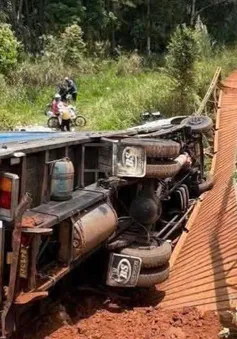 Lâm Đồng: Sập cầu sắt khi xe tải chạy qua