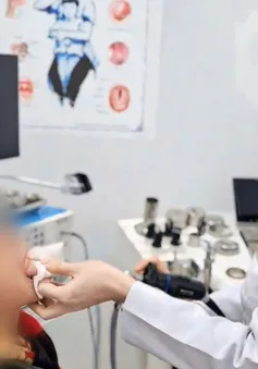 Ho dai dẳng, cụ bà đi khám phát hiện sợi dây kim loại mắc trong amidan