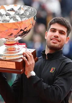 Alcaraz lần đầu đăng quang tại Monte Carlo, vượt Zverev để chiếm ngôi số 2 thế giới