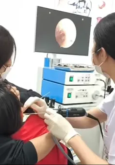 Gắp dây thun buộc tóc trong tai bé gái 2 tuổi